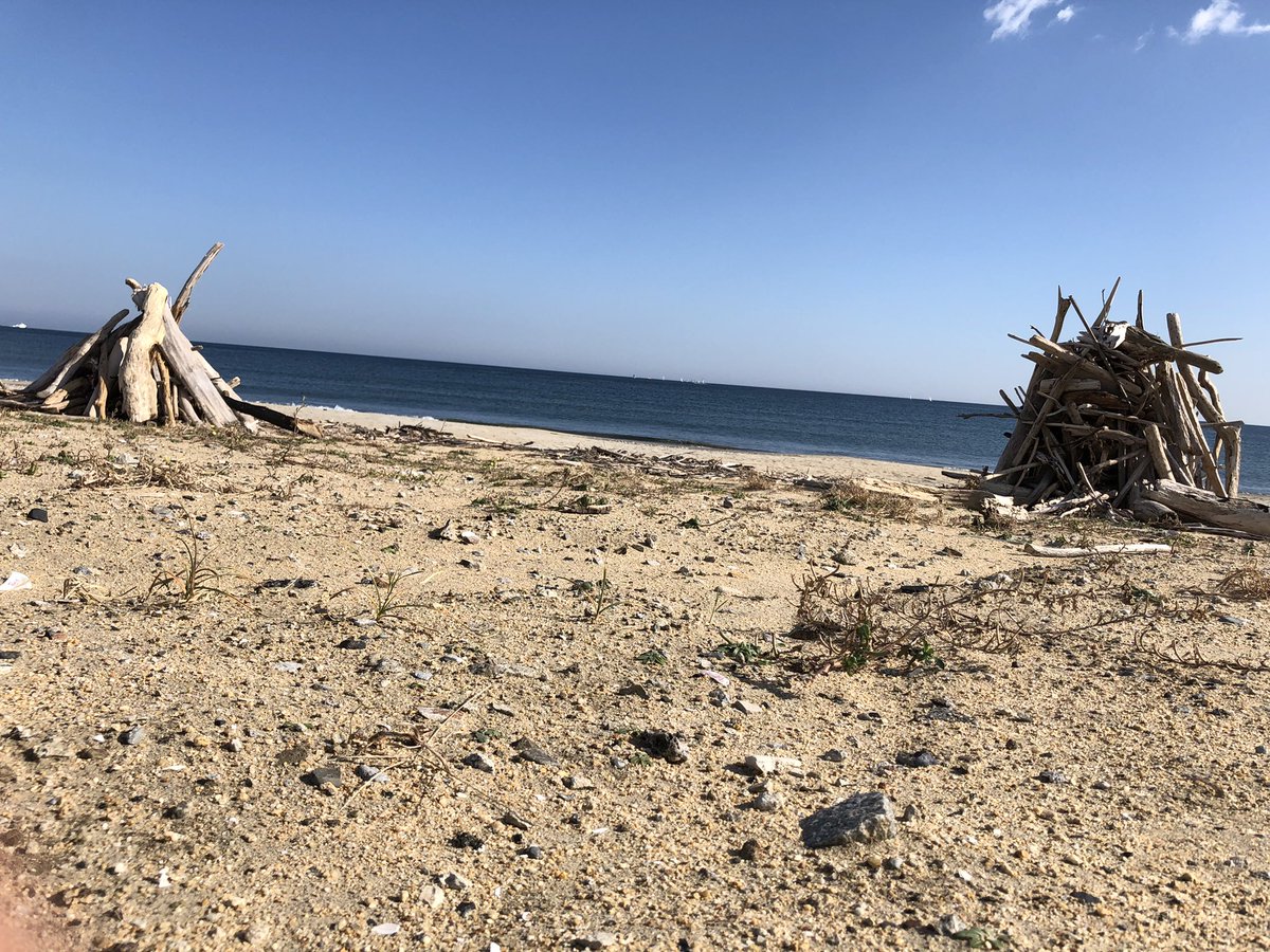 take36157175's tweet photo. 久しぶりに海見た。

この積み木はなんなんだろうか。
後で燃やすのかね。 https://t.co/3BrnGFiSm0