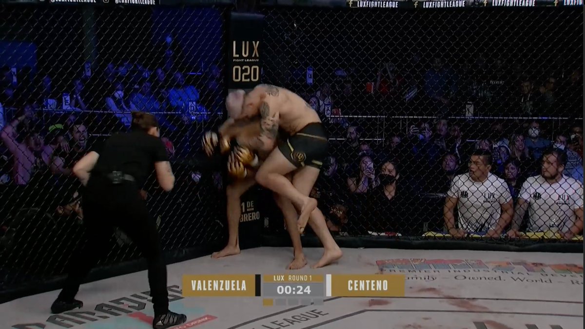 Psysports1's tweet photo. El ecuatoriano Ricardo Centeno es finalizado vía TKO al min 4:42 por su oponente Valenzuela en el #LUX019, transmitido por @UFCFightPass.
El mexicano se queda con el cinturón de Middleweigth, una lastima por el ecuatoriano, pero así es, ahora a levantarse 🇪🇨 https://t.co/q74JphTNom