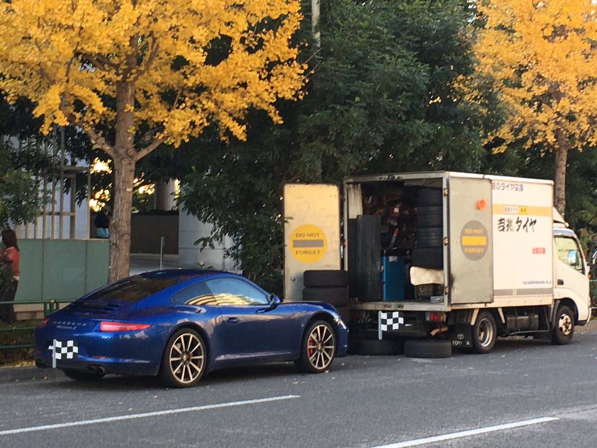RH987991's tweet photo. 都内某所でタイヤ交換
お店近郊の作業場に移動したと思ったらまさかの路上作業 https://t.co/9Vghcry3ne