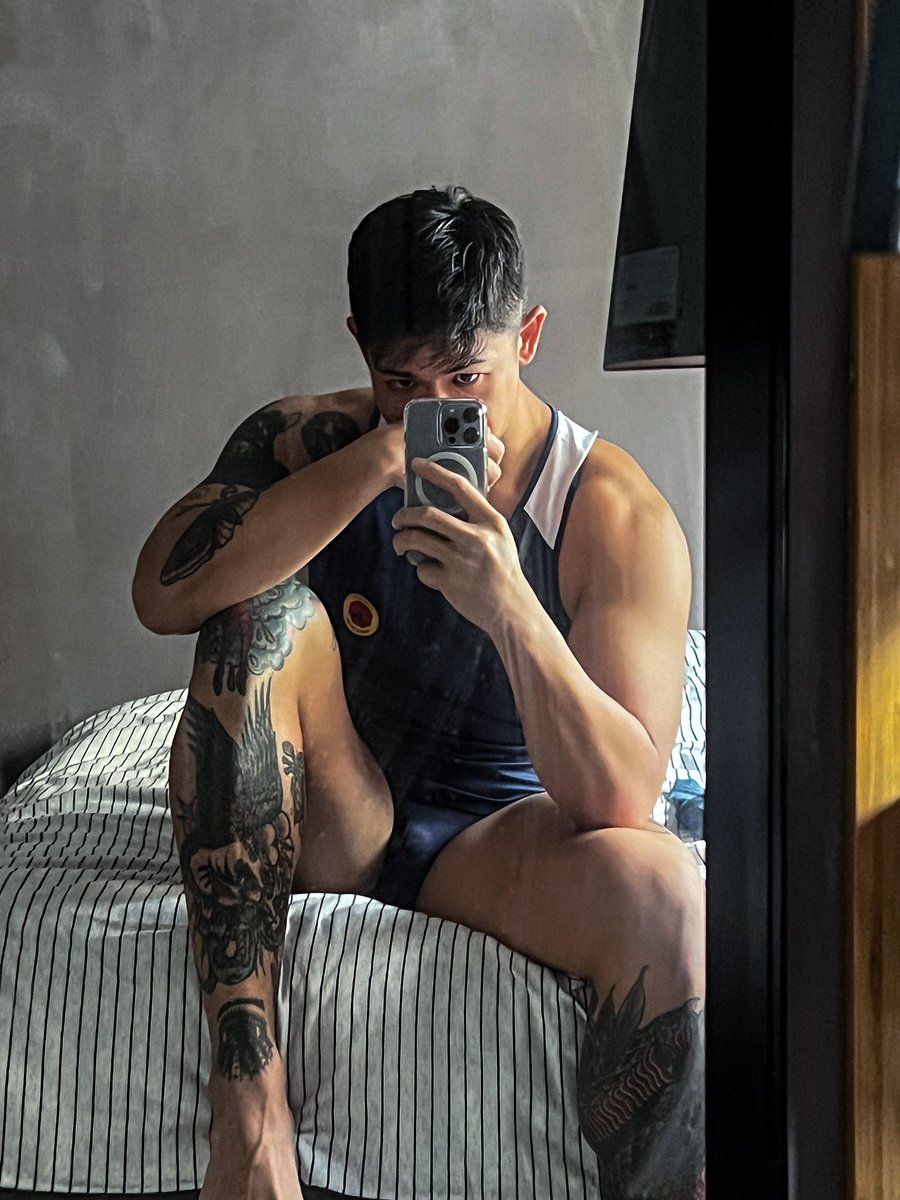 fkuclemo's tweet photo. Legs day got me fKED up last night lmao I need more tattoos gdi where dem daddies at holla @ mi HAH https://t.co/cb3DXVGlU8