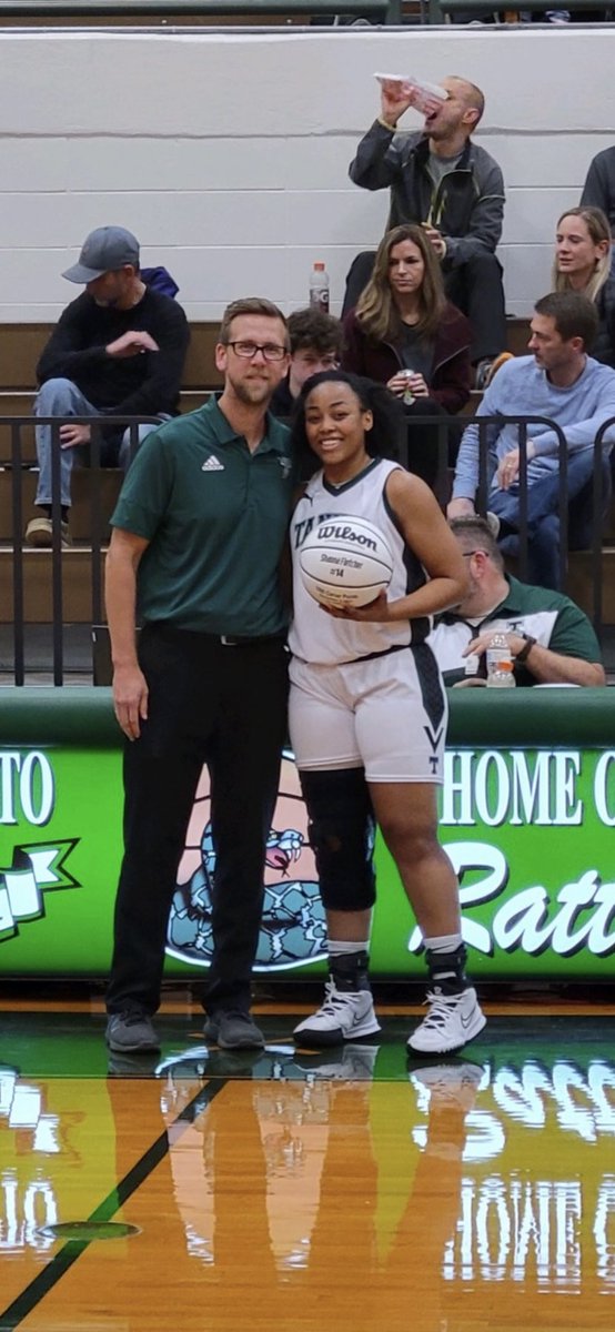 shauna_baller14's tweet photo. Thankful to reach 1,000 points on December 2nd along with 33p and 10r. Couldn’t have done it without my teammates and coaches💪🏽❤️. #onlythebeginning #hardwork https://t.co/bk0OPKuuD3