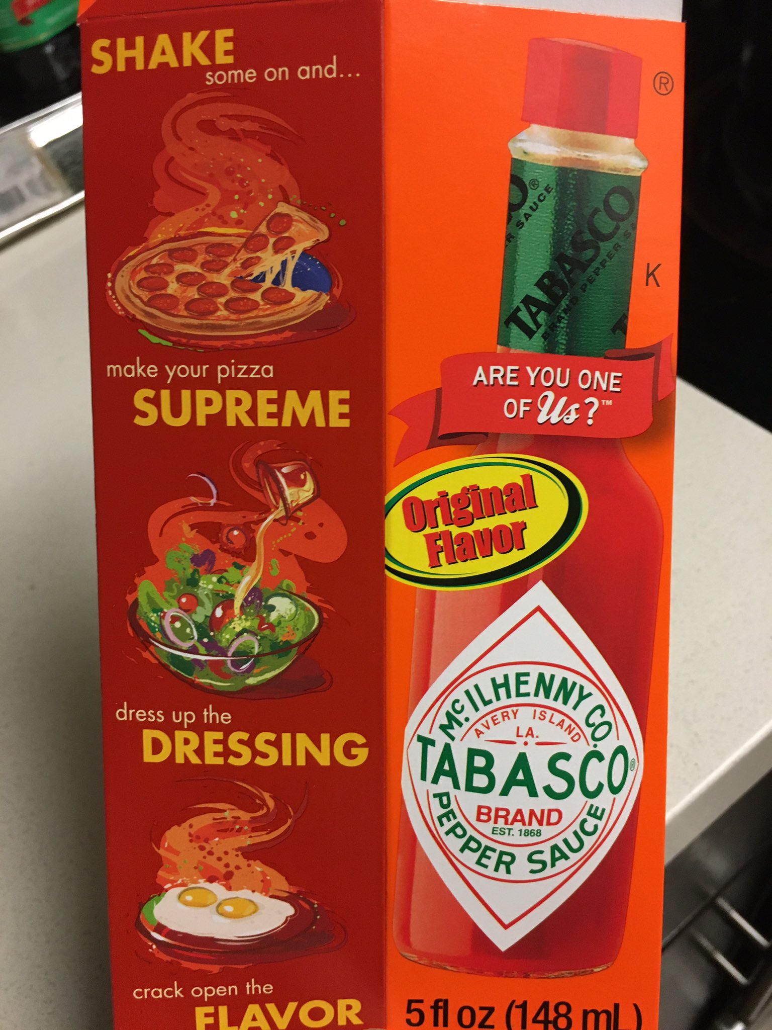 ウチューじん ささき タバスコ はアメリカ南部のホットソース あれをイタリア料理のピザやパスタにかけたのは日本人 というのは事実なのだけど アメリカではそのタバスコ 社が自社製品のパッケージに ピザにタバスコかけると美味いよ と書いています