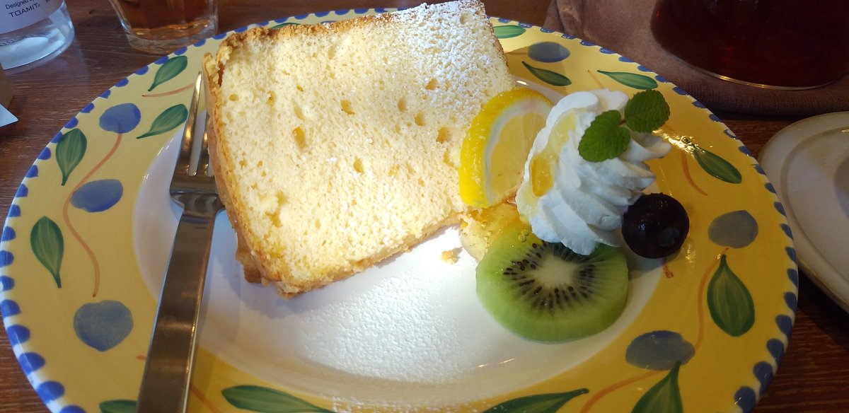 FULL_ARMOR_89's tweet photo. 休憩に柚子シフォンケーキと紅茶♪

#大洗 
#gouter 
#Cafegouter https://t.co/Ggn9L9j0AT