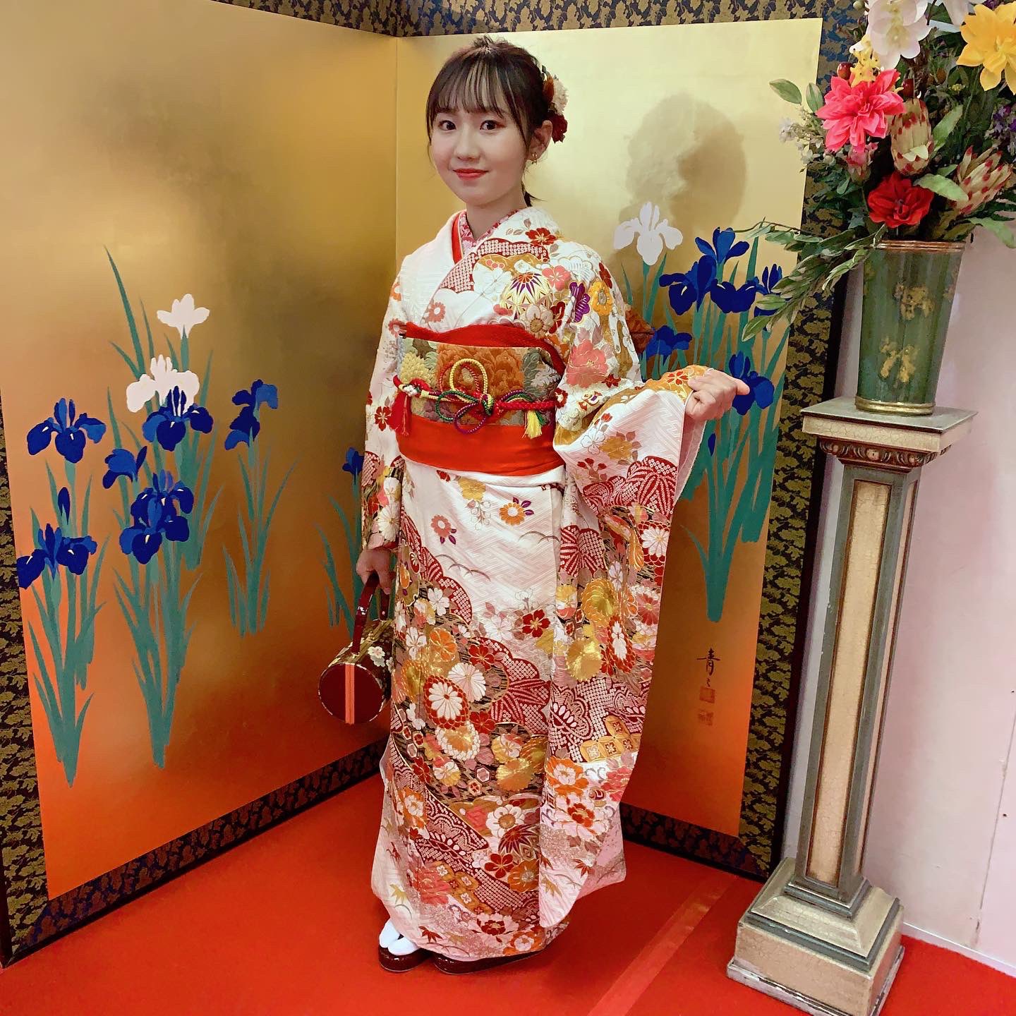 きもの 振袖 まつき苑 天文館 この髪型に名称はあるのでしょうか 分からないけど とにかく可愛い ロープと沢山のドライフラワーが上品で華やか 白い振袖に金コマ刺繍がとても豪華です まつき苑 前撮り 振袖白 前撮りヘア 振袖髪飾り 成人式