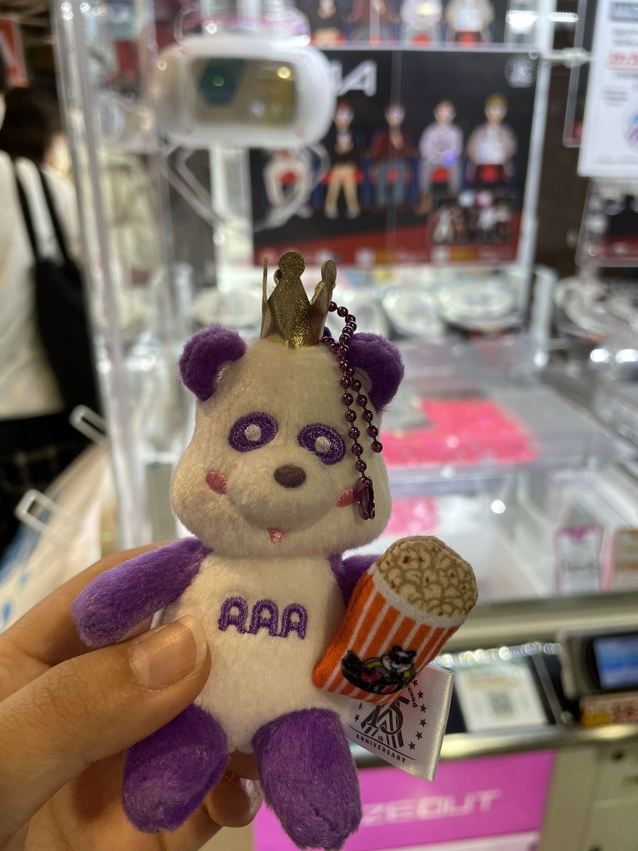 minminomusi's tweet photo. 東京ドームシティのゲーセンにて
缶バッチのUFOキャッチャーのところに落ちてました！

近くのカウンターに預けてあります！
落とした方に届きますように！

#東京ドーム
#AAA
#AAALIVE https://t.co/7MChcqoXbJ