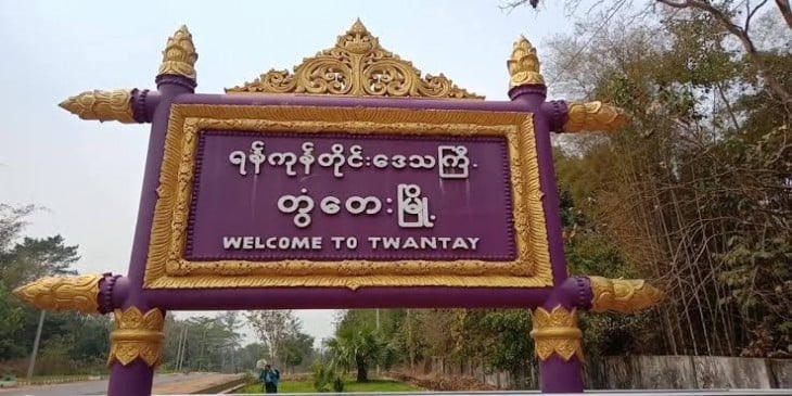phyu391981's tweet photo. SAC terrorists forced shops in Yangon Region’s Twante Township to shut in response to their closures on Friday as part of a nationwide silent strike. They fired shots and yelled. #CrimesAgainstHumanity #Dec11Coup #WhatsHappeningInMyanmar https://t.co/GO4NyRzCrY