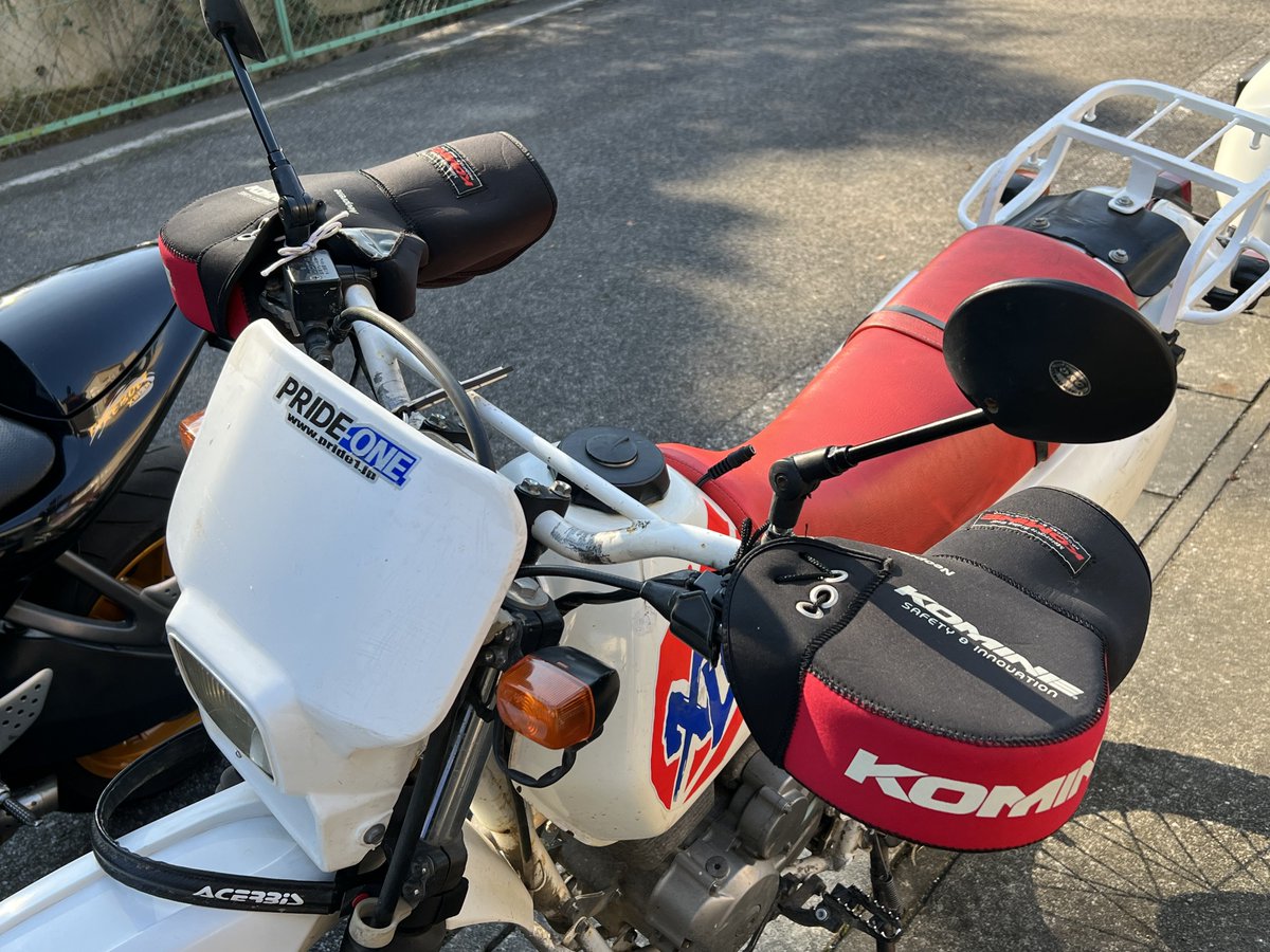 garage_hoshii's tweet photo. XLR125R、初日の出ツー仕様にしてオイル交換を。
オイルは勿論…皆んな大好きw『レプソル MOTO HMEOC』
ノズルが出てくるのでチュパチュパして楽々注入w
#XLR125R
#レプソル
#PEPSOL
#MOTOHMEOC https://t.co/qAAeacb5NO