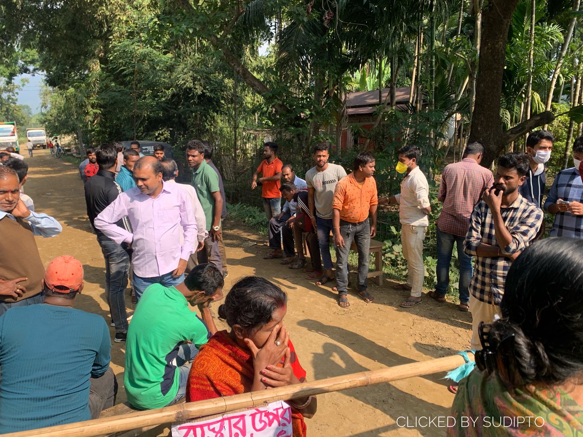 SchlauDIPTO's tweet photo. Roadblock protest against the overloaded trucks and poor road condition happening in Kalain, Quarry Road. #cachar #silchar #Assam #Barakvalley #protest #roadblock 

@assampolice  @himantabiswa  @mygovassam @DY365  @guwahatiplus @prag_newsAssam @BJP4India https://t.co/vCH0qqKLqo