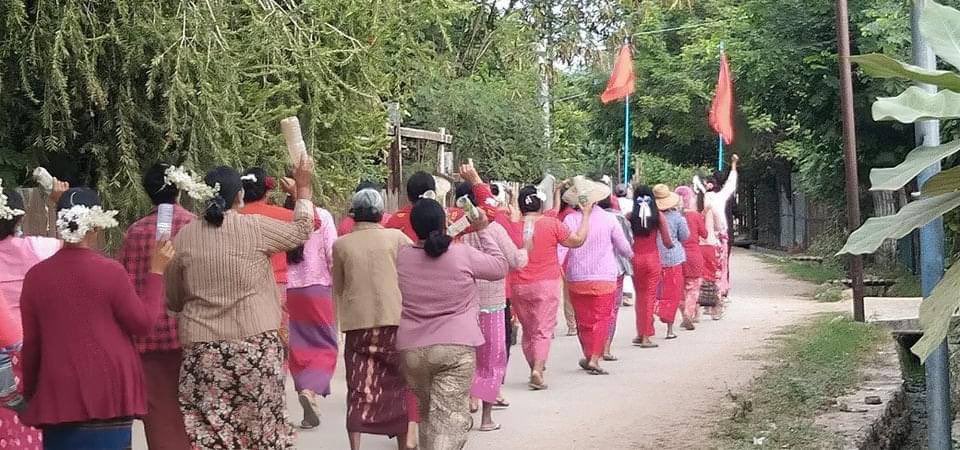 Locals of ShweBo staffed a marching strike to overthrow Genocidal Military with “never surrender under military boots” revolutionary spirits. #CrimesAgainstHumanity #Dec11Coup #WhatsHappeningInMyanmar