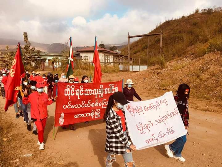 b3rry_y's tweet photo. Multi-Ethnic Strike continued protest against dictatorship in Phakant and showed their support for KIA,PDF, NUG and NUCC.

#CrimesAgainstHumantiy #Dec11Coup
#WhatsHappeningInMyanmar https://t.co/2Qud4Fns4I