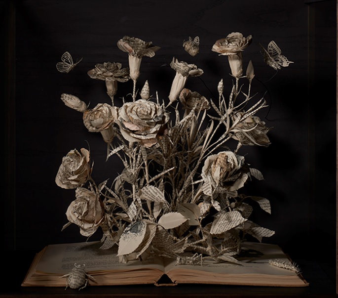 I’m admiring these intricate paper sculptures by English artist Su Blackwell, who creates these new worlds by transforming pages of old secondhand books sublackwell.co.uk/fineartportfol…