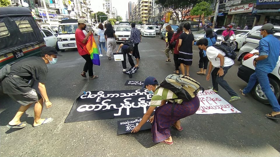 Khithitofficial's tweet photo. ရန်ကုန် အနော်ရထာလမ်းမပေါ်တွင် တော်လှန်လူငယ်များက  "ငါတို့ဟာ သတ်လို့ မသေတဲ့ တော်လှန်ပန်းပွင့်တွေ" ဆိုသည့် စာသားကို ကိုင်ဆွဲကာ အကြမ်းဖက် ဖက်ဆစ်ကို ဆန့်ကျင်ရေး ချီတက်ဆန္ဒပြခြင်းကို ဒီဇင်ဘာ ၁၁ ရက်နေ့တွင် ပြုလုပ်ခဲ့ကြသည်။ https://t.co/XpNS3aZ9K2