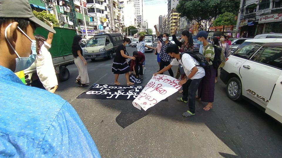 ရန်ကုန် အနော်ရထာလမ်းမပေါ်တွင် တော်လှန်လူငယ်များက  "ငါတို့ဟာ သတ်လို့ မသေတဲ့ တော်လှန်ပန်းပွင့်တွေ" ဆိုသည့် စာသားကို ကိုင်ဆွဲကာ အကြမ်းဖက် ဖက်ဆစ်ကို ဆန့်ကျင်ရေး ချီတက်ဆန္ဒပြခြင်းကို ဒီဇင်ဘာ ၁၁ ရက်နေ့တွင် ပြုလုပ်ခဲ့ကြသည်။