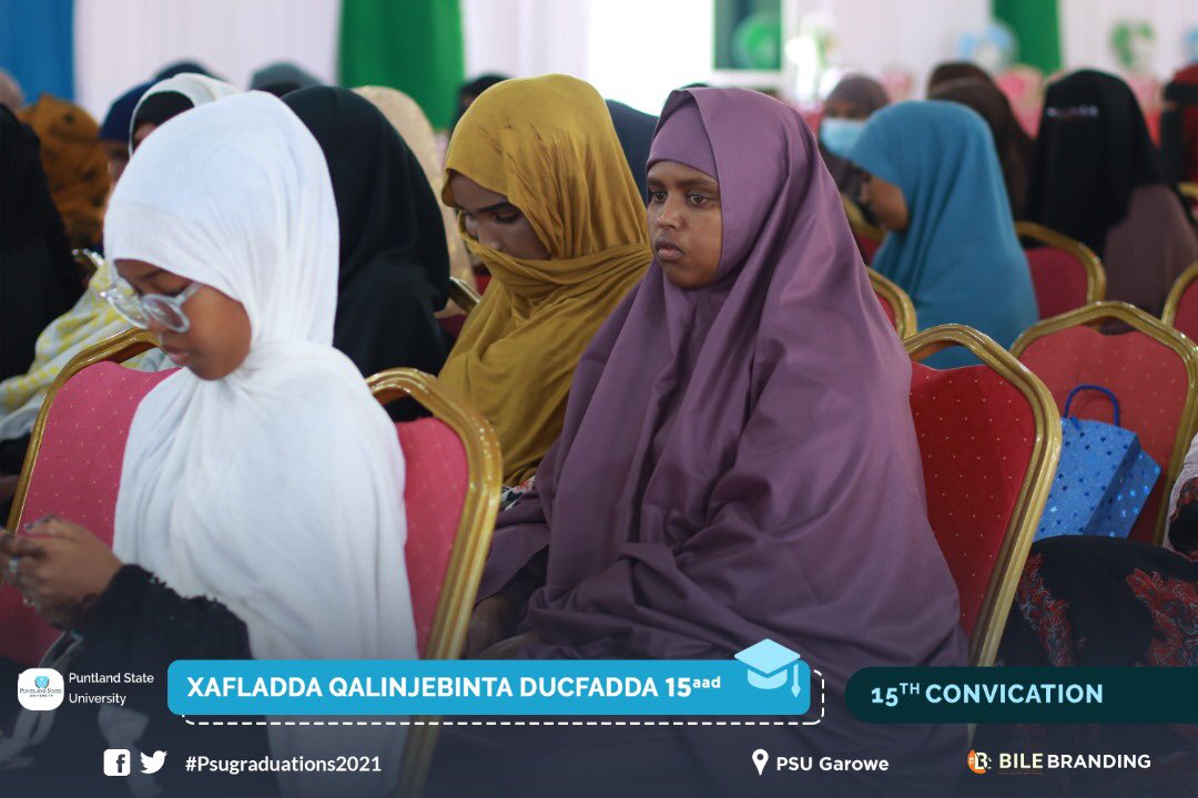 ExplorePSU's tweet photo. Waalidiin, masuuliyiin kala duwan iyo saaxiibada ardayda qalinjabinaysa ayaa ku sugan goobta qalinjabinta si ay farxadda ula qeybsadaan ardayda. 

#psugraduations2021 https://t.co/OLQ7d51s7g