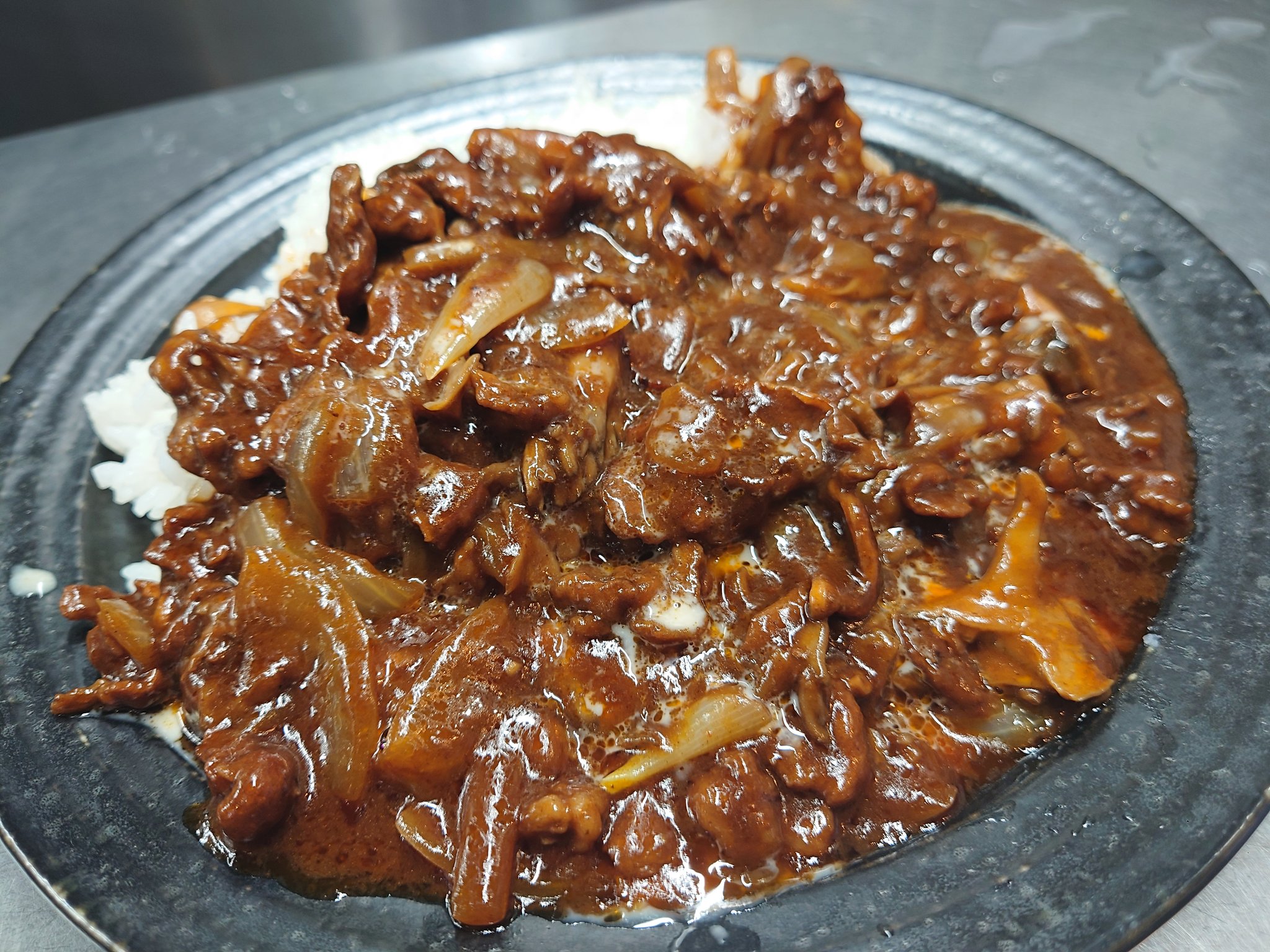 熱血食堂すわ まかないはハッシュドビーフです ハッシュドビーフとハヤシライスとビーフシチューとビーフストロガノフの違いについて検索して勉強しときました 細かいことは気にしません笑 T Co Tkzout5etj Twitter