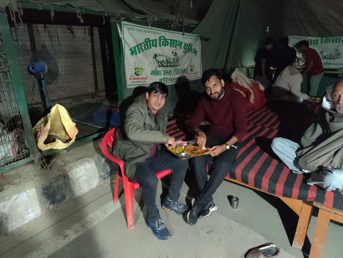 DrDev7's tweet photo. #किसान_विजय_यात्रा ( #FathehMarch ) से पहले #टिकरी_धाम पर #FarmersProtest के आखरी #माल_पुए
@Panghal89 संग
झूठे आरोप झेल रहा क्रांतिकारी भाई @AnoopChanot वहां होता तो #PillarNo755 का भी अलग ही रंग होता।

@mandeeppunia1 @yashasvibalhara https://t.co/vpNuEjrR39