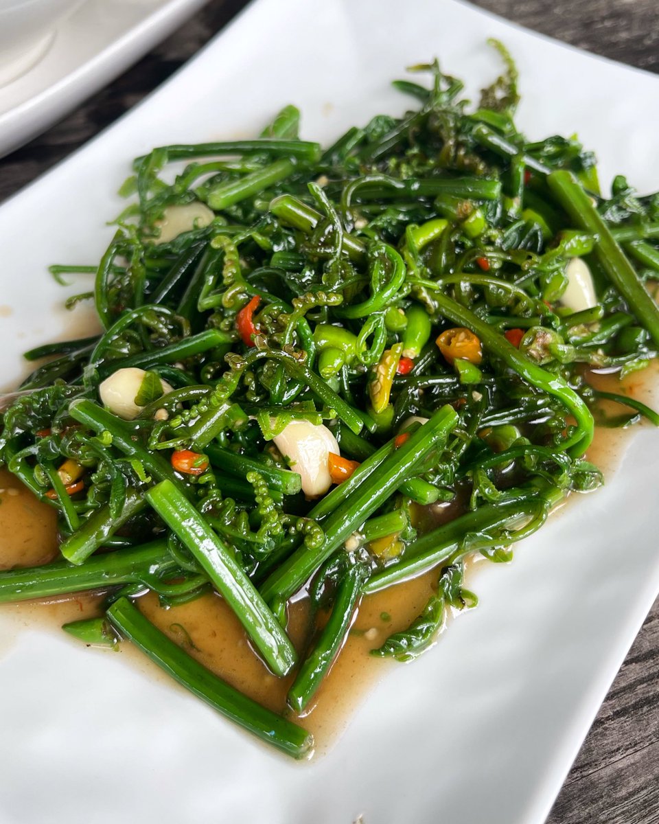 PDouble0k's tweet photo. Pad pak kood (Paco fern leaves) for lunch 😍
Another one of my favourite southern Thai dishes #eatlikelocal https://t.co/Z0GbMWi1e8