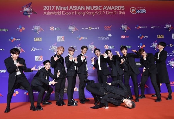 gullumler's tweet photo. Since Red Carpet started already, here are some crazy poses from 
WANNA ONE 🤸🏻‍♂️😁

#WannaOne #워너원 https://t.co/IR0FkhIbrq