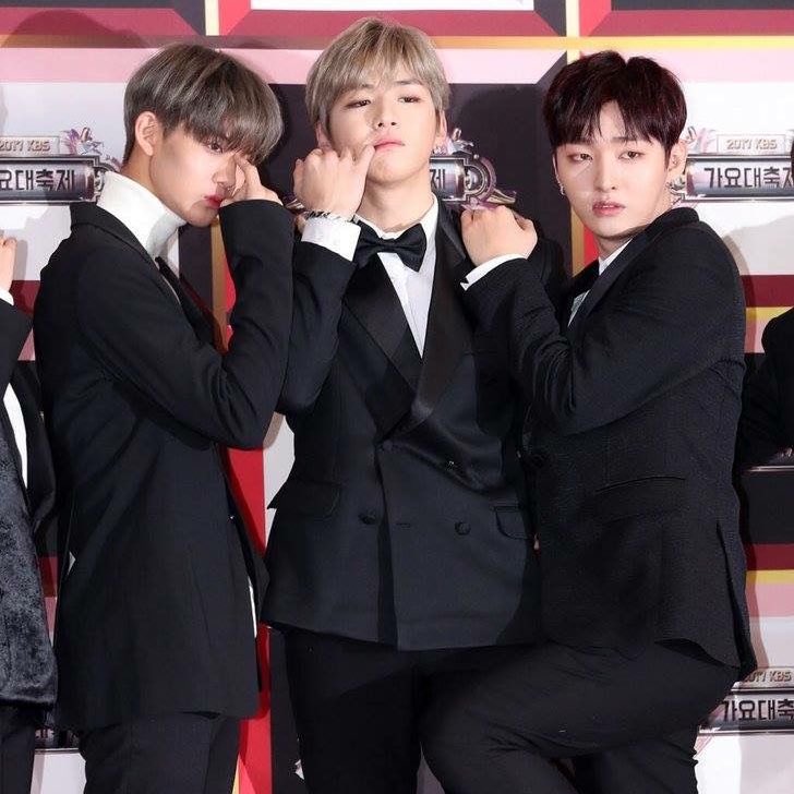 gullumler's tweet photo. Since Red Carpet started already, here are some crazy poses from 
WANNA ONE 🤸🏻‍♂️😁

#WannaOne #워너원 https://t.co/IR0FkhIbrq