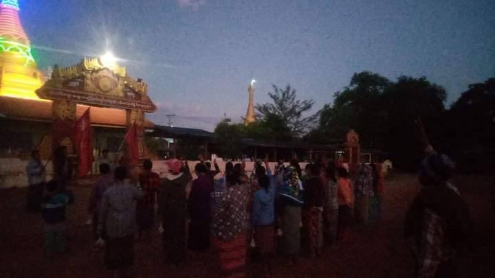 A dawn strike by locals Sonechaung village, Yinmarpin Tsp was staged demanding for the immediate fall of Genocidal Dictatorship this early morning. #CrimesAgainstHumanity #Dec11Coup #WhatsHappeningInMyanmar