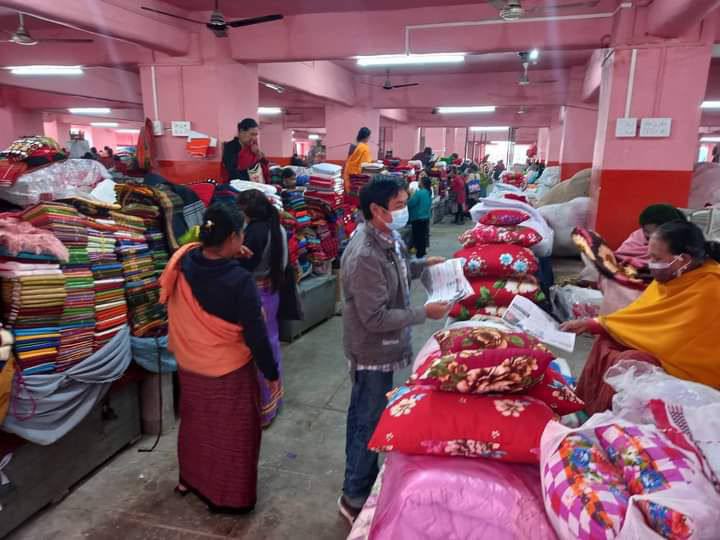 Kruene4's tweet photo. India4Myanmar handed out leaflets at Brahmin Market in Imphal, the capital of Manipur, India, where Myanmar IDPs are abducted, on Dec 10.
#CrimesAgainstHumanity
#Dec11Coup
#WhatsHappeningInMyanmar https://t.co/TdNW0oydLO