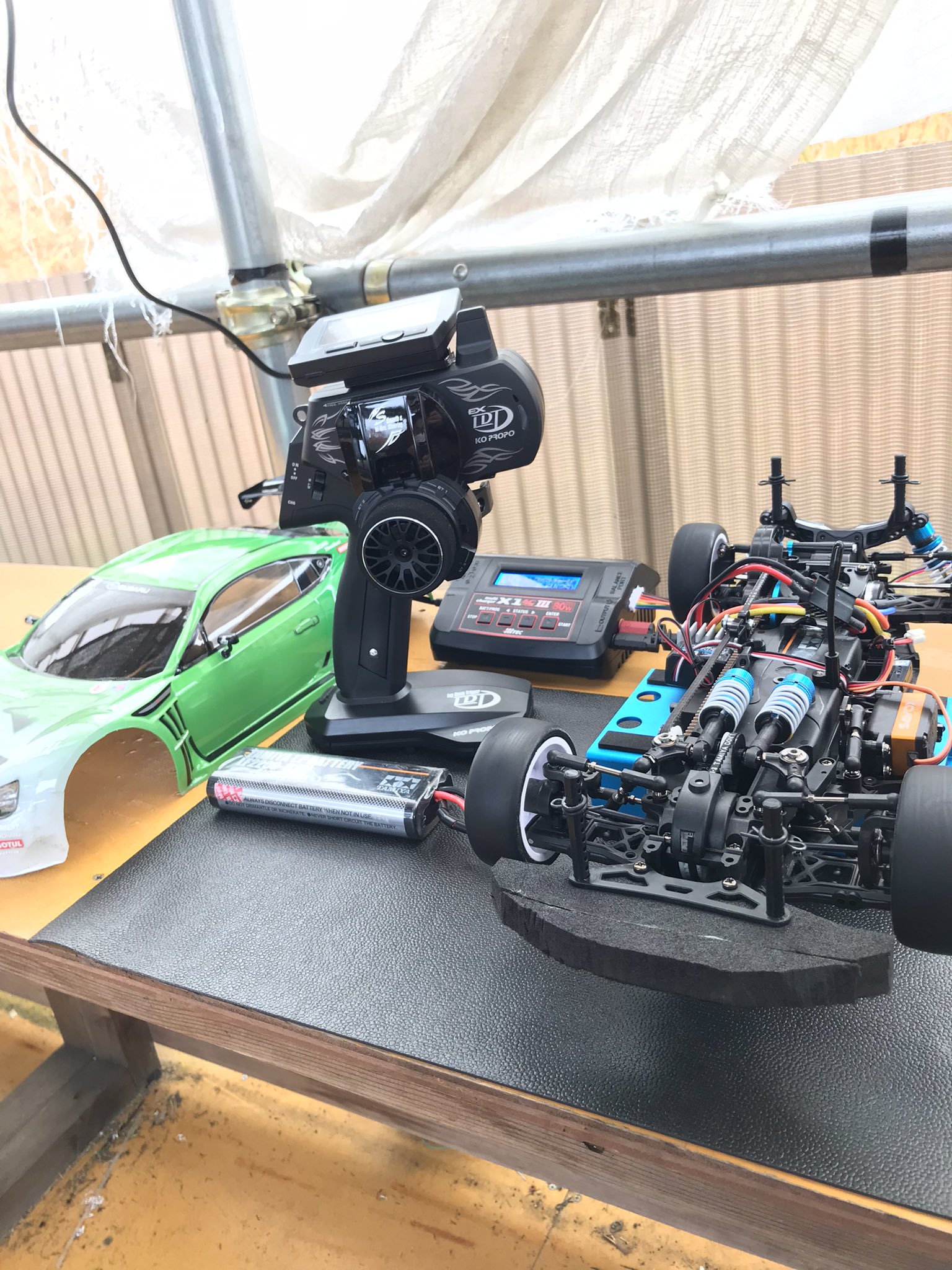 しゅう 11月から始めたrcツーリングカーでのサーキット走行 今日で5回目 先週の走行ではだいぶ慣れて来てると思ってた のに 今日はまたぶつけまくって更に転がりまくった マシンやメカの環境を変えたら 操作感覚も大きく変わって難しい スムーズに