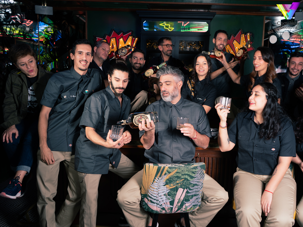 CreativeBar's tweet photo. 🏆@50BestBars premió al bar #salmonGuru 𝒑𝒐𝒓 𝒍𝒂 𝒆𝒙𝒑𝒆𝒓𝒊𝒆𝒏𝒄𝒊𝒂 𝒈𝒍𝒐𝒃𝒂𝒍, 𝒂𝒄𝒐𝒎𝒑𝒂𝒏̃𝒂𝒅𝒂 𝒑𝒐𝒓 𝒖𝒏 𝒔𝒆𝒓𝒗𝒊𝒄𝒊𝒐 𝒔𝒖𝒃𝒍𝒊𝒎𝒆. Ver la nota 👉https://t.co/4Xx9fZYD5W @DiegoCabreraBar #SalmonGuru #GuruLab #Worlds50BestBars #mixology #cocteleria https://t.co/C2lAIJ3aWu