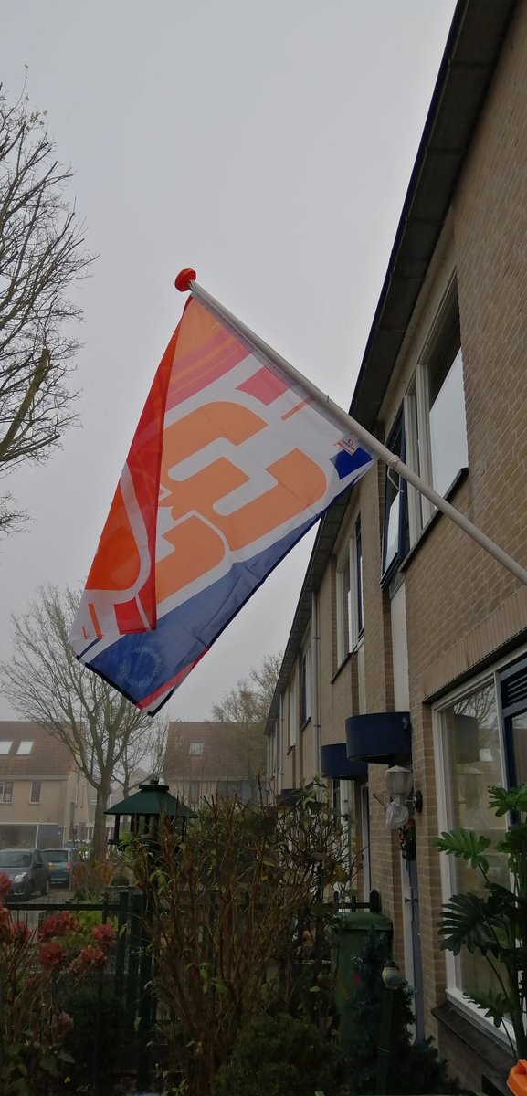 karinsaccountje's tweet photo. Jinxen of niet ik heb hem buiten gehangen... #gomax #MaxVerstappen🇳🇱 #KeepPushing and #UnleashTheLion🦁 #AbuDhabiGP #ZiggoSportF1 #Qualli https://t.co/94iWzqwVUT