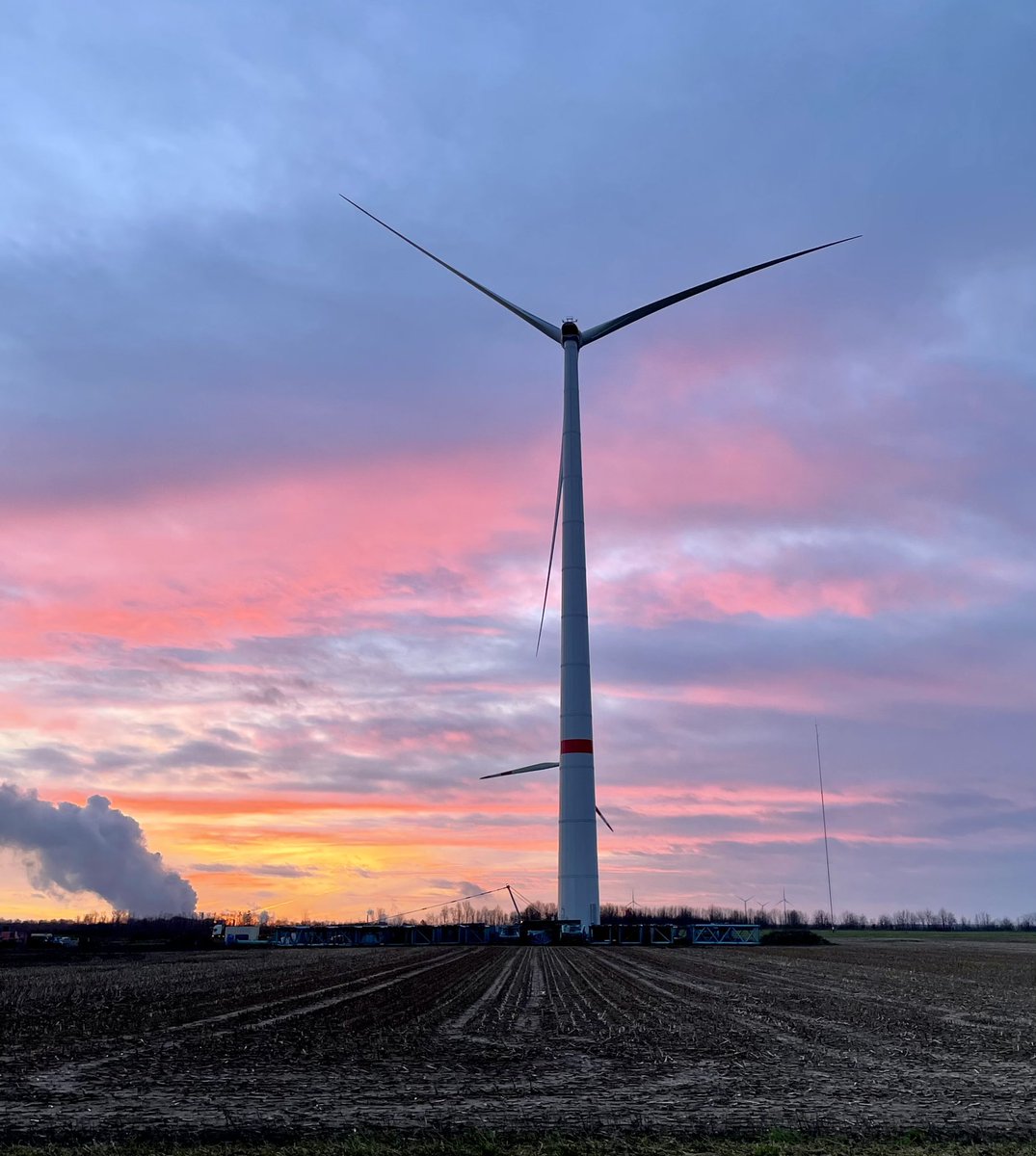 I wish you a nice day with this beautiful sunrise.

The future
#ENERCON E-160 EP5 E2 in the front.

The past
<a href="/RWE_AG/">RWE AG</a> ‘s lignite-fired power plant Niederaussem (the most polluting one in Germany) in the background.
#future #power #Energiewende