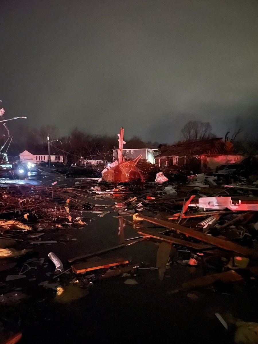 JamieNeal2's tweet photo. Devastation to me &amp; my neighbors on Stonebridge lane BG KY! @joeimel https://t.co/yiuGt4enDp
