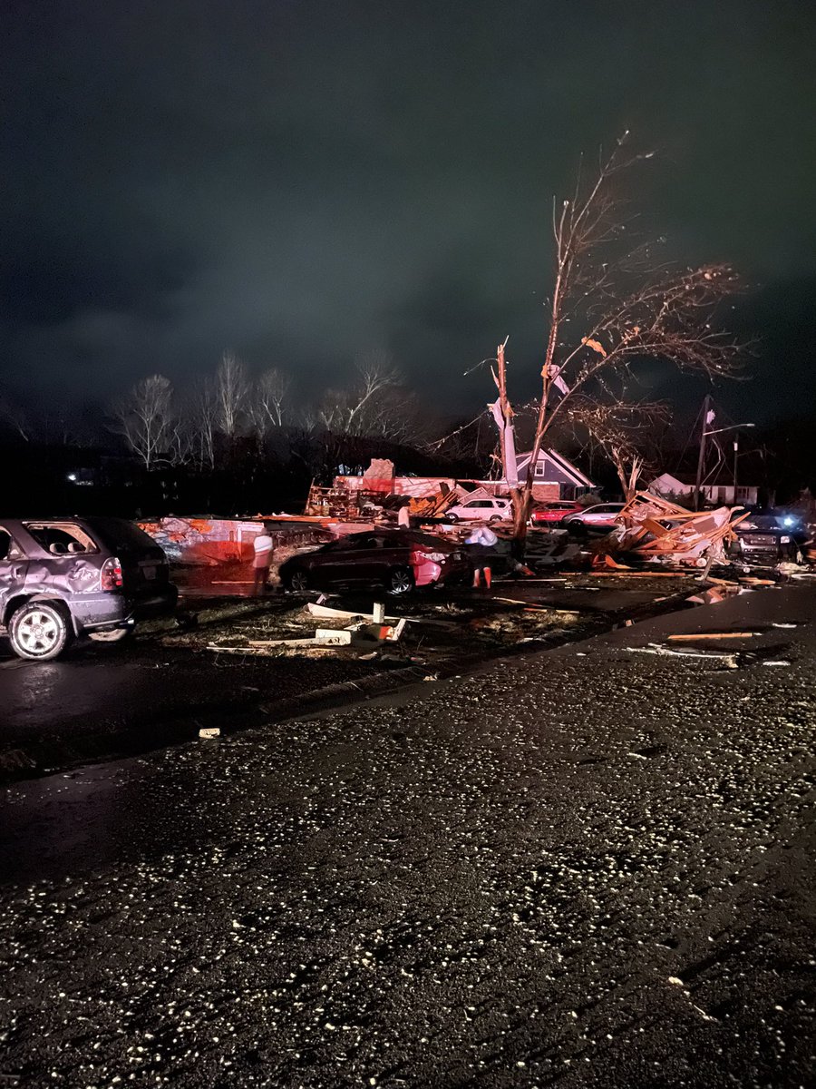 JamieNeal2's tweet photo. Devastation to me &amp; my neighbors on Stonebridge lane BG KY! @joeimel https://t.co/yiuGt4enDp
