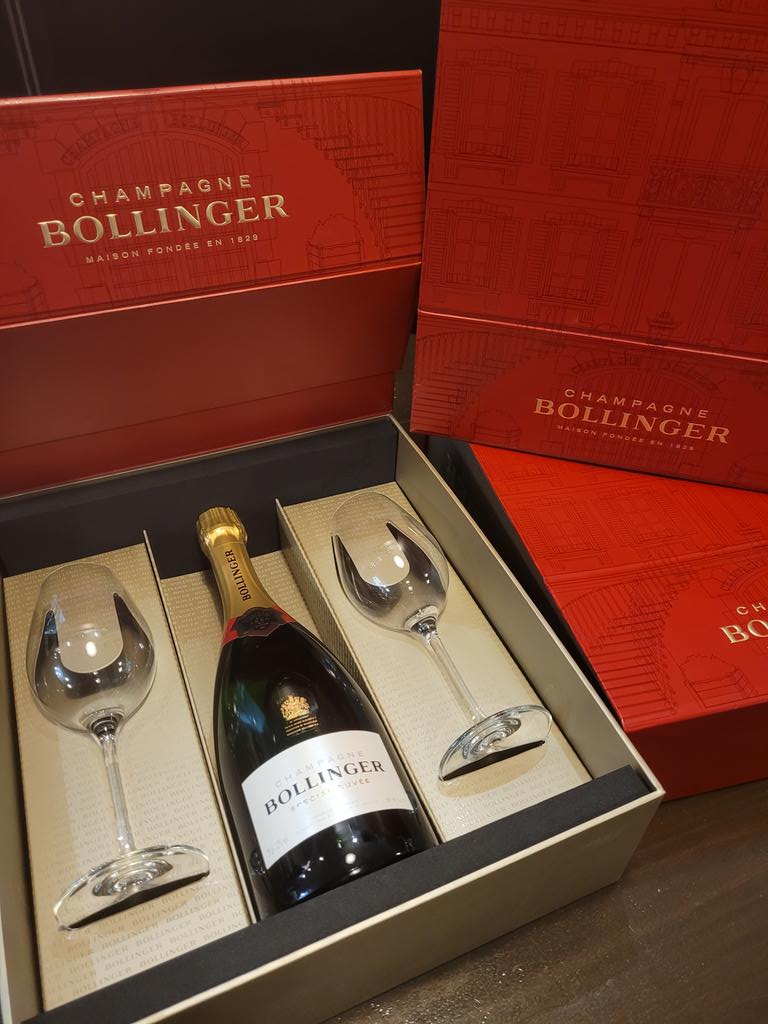 Just a few of these fabulous Bollinger Champagne Gift Sets left in our Glasthule !! 🍾 🥂 mitchellandson.com <a href="/GlassOfRedWine/">Cathal McBride</a> <a href="/smullenj/">Jean Smullen</a> <a href="/Wilsononwine/">John Wilson</a> <a href="/DLRCO_Chamber/">DLR Chamber</a>