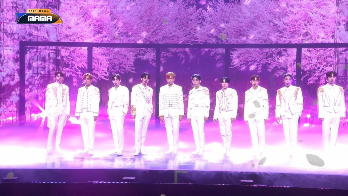npomvtt's tweet photo. CHORA NÃO WANNABLE! Wanna One inicia com intro de Spring Breeze #MAMA2021 https://t.co/6ucUWzvWl2