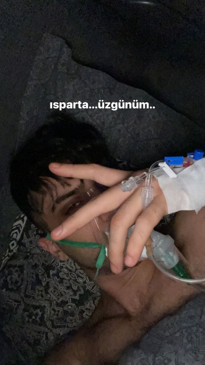 Helenmoonx's tweet photo. Siz onun neler çektiğini nereden bileceksinizzzz??? Çabucak iyileş kalbim ❤️ @akareynmen https://t.co/3RH11P6T8b