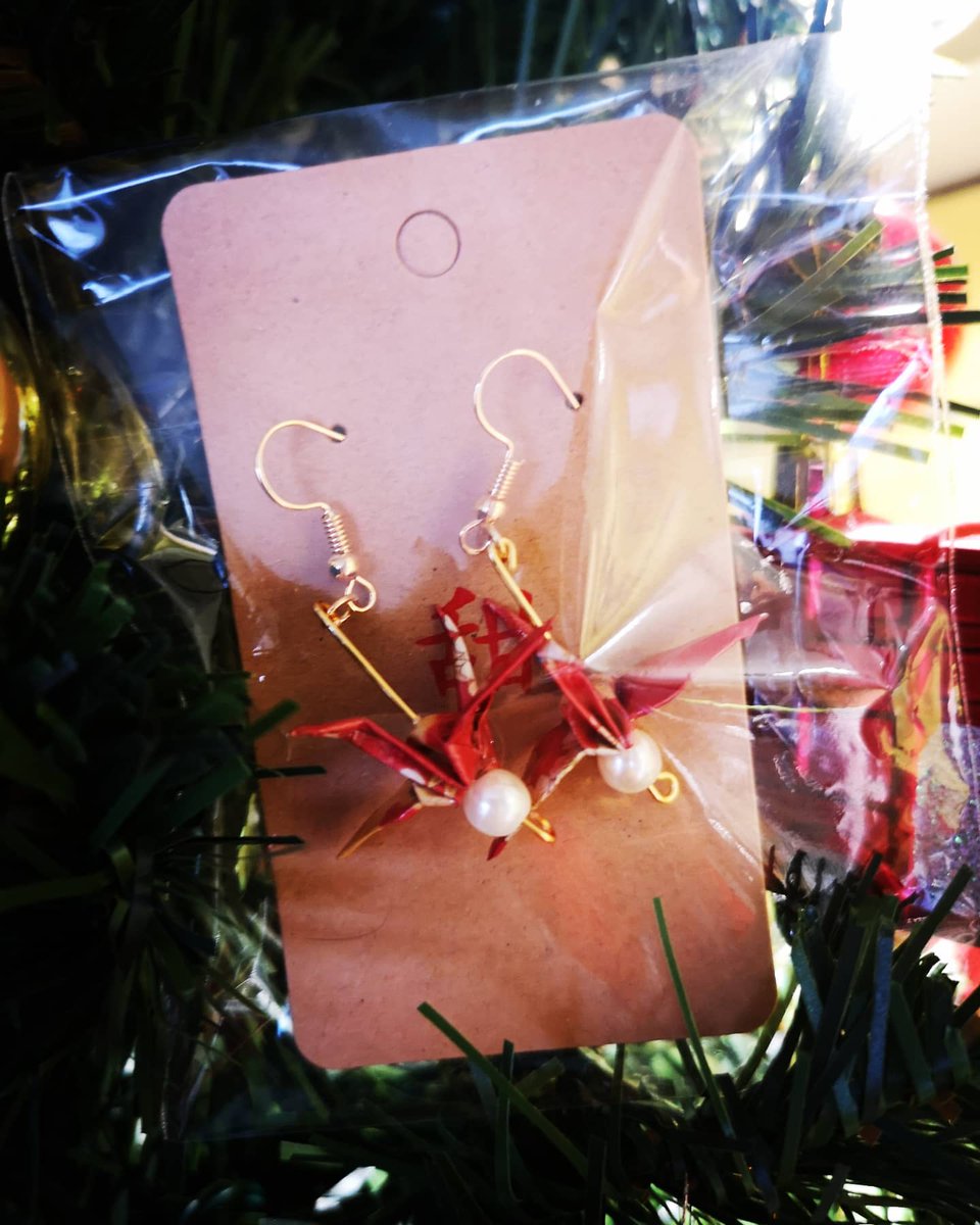 Yukio81990362's tweet photo. There's an invasion of cranes! @Jellitis_coffee has been nice enough to let me sell the cranes from the van!
They're €25 a pair and make great stocking stuffers, or even a little Christmas gift for yourself 😊
#orizuru #flyingcranes https://t.co/YeBj3mIIHK