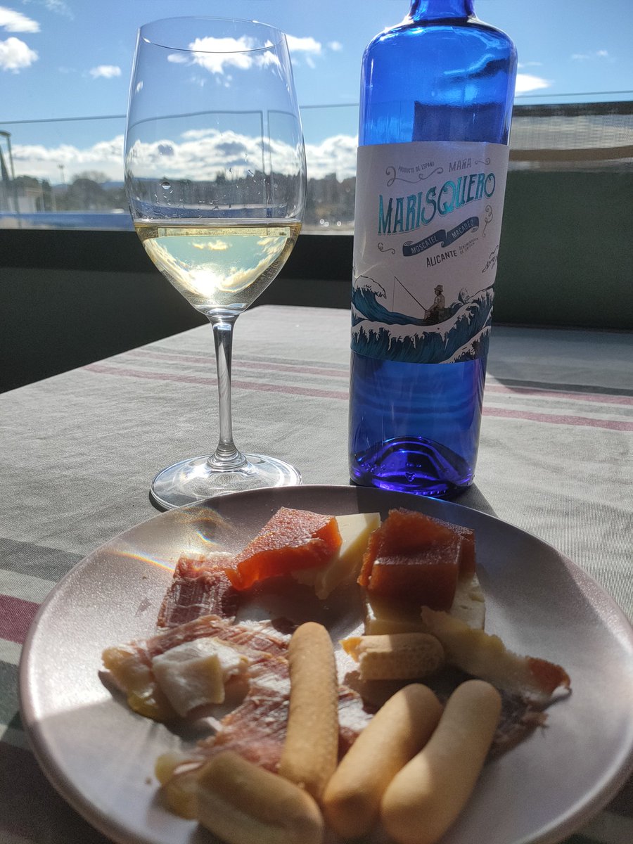 11 de diciembre. En mi terraza, con el solecito de invierno, disfrutando de un vinito y un picoteo (el membrillo es casero, por cierto!) Ah, y sin abrigo!! 

Salud, #winelovers

Hoy tocaba beber #marisquero, un moscatel y macabeo de #bodegascm
Salud!!