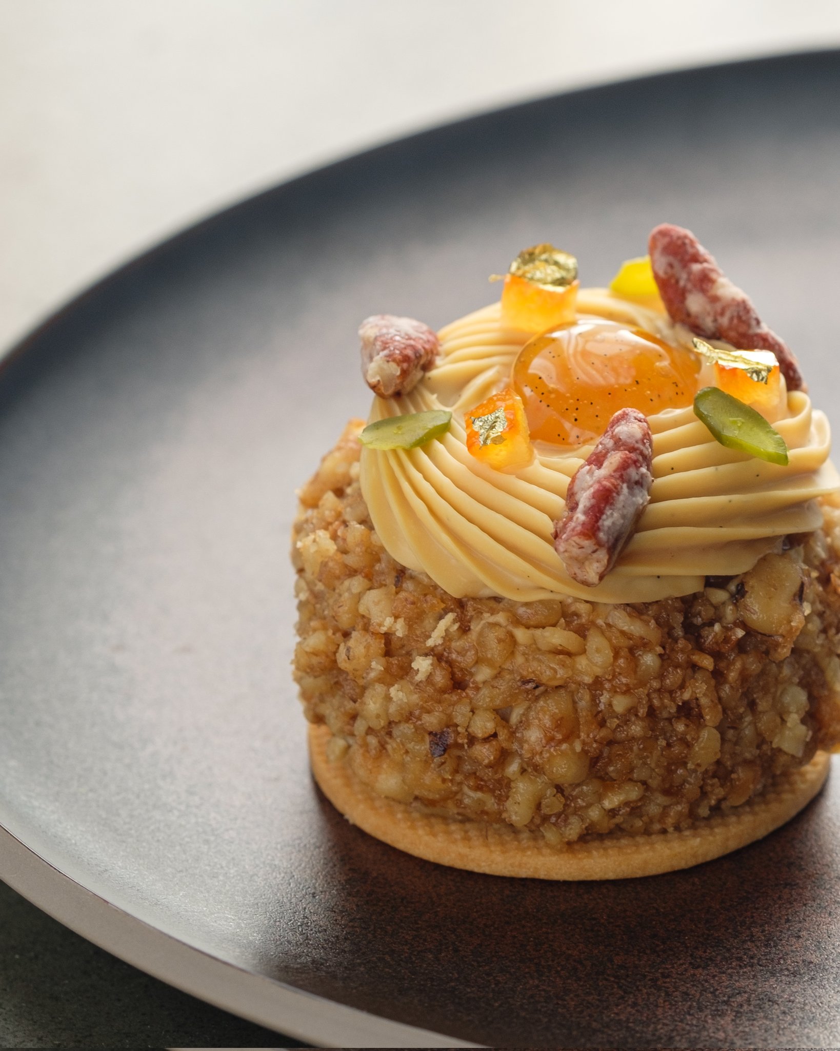てにすい パークハイアット東京 キャロットケーキ ドゥルセ オレンジ パークハイアットのキャロットケーキがとても美しい件 本体はクルミ大量でめっちゃナッティー コンフィとジュレのオレンジが人参と相性抜群でいい感じ T Co Dqsmpd4jjt