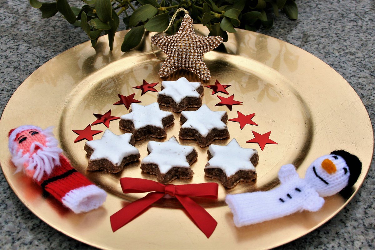 VidaComida_'s tweet photo. Ya huele a Navidades! 🎄 y en casa más aún... ¿Por qué? Cuando hagas estas riquísimas Galletas Navideñas de Canela y te venga ese olor embriagador del horno... mmmm... 
¿No te dan ganas de probar una? Pues te enseño cómo prepararlas!
RECETA: https://t.co/oMCRv8E7cr

#Christmas https://t.co/4VBPt4FJV9