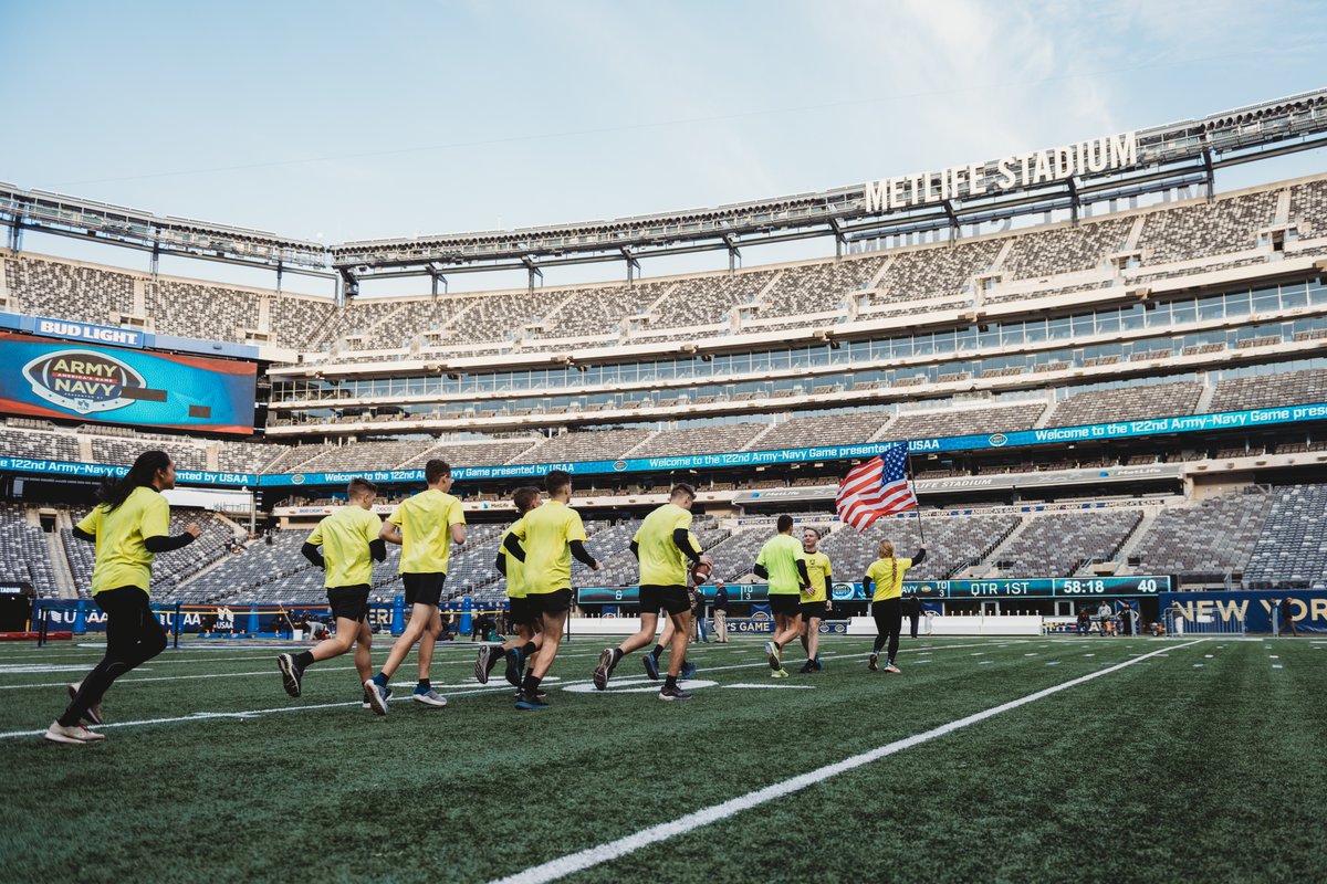 WestPoint_USMA's tweet photo. From West Point to @MetLifeStadium...  Game ball delivered!🏈#GoArmy #BEATnavy 

@ArmyWP_Marathon 🇺🇸 https://t.co/u90Sp9OADC