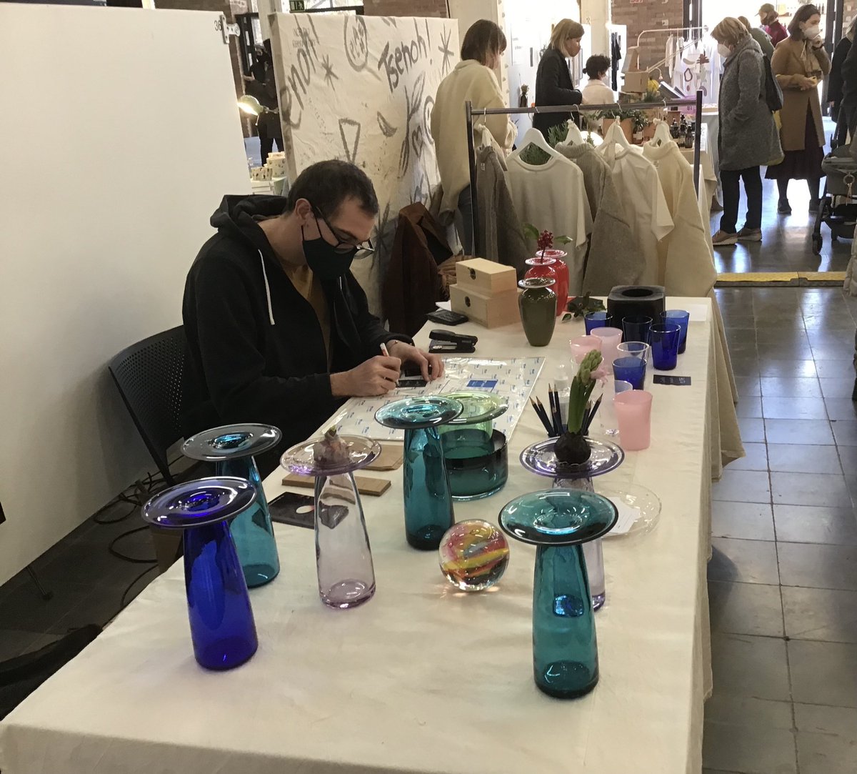 Avui a Fabra i Coats, al Design Market del Festivalet. Parada 36, vidre bufat. Pròsper Riba <a href="/theglassappren7/">theglassapprentice</a>