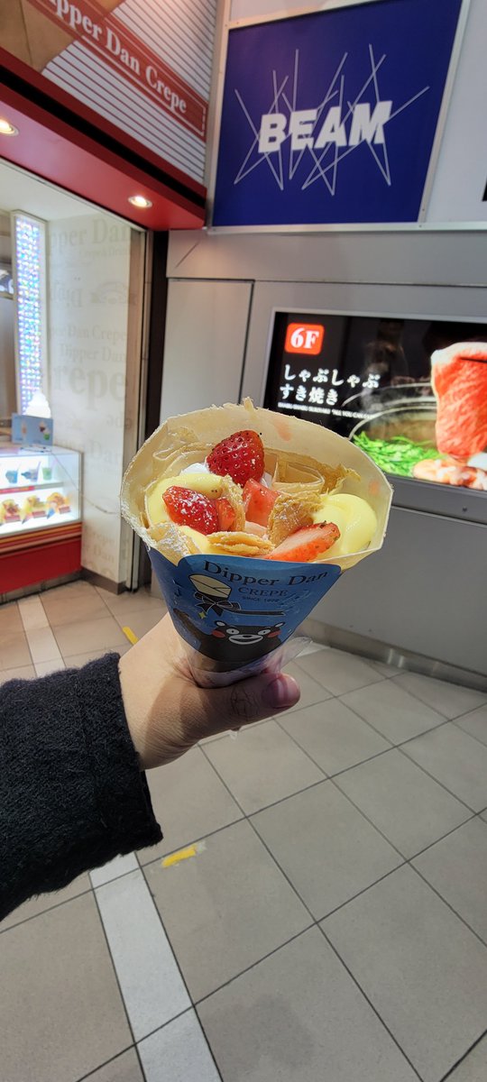 GlobalMathEd's tweet photo. The other day (December 9th) was a crêpe day in #Shibuya because "9" in Japanese can be read as "kyū" or "ku" like in the Japanese word for crêpes -- kurēpu! Only 330円 for a strawberry, custard, and flaky mille-feuille topping. Yum! #Foodie #Crepes #Tokyo #Japan #大満足 https://t.co/MWVzsutZMV