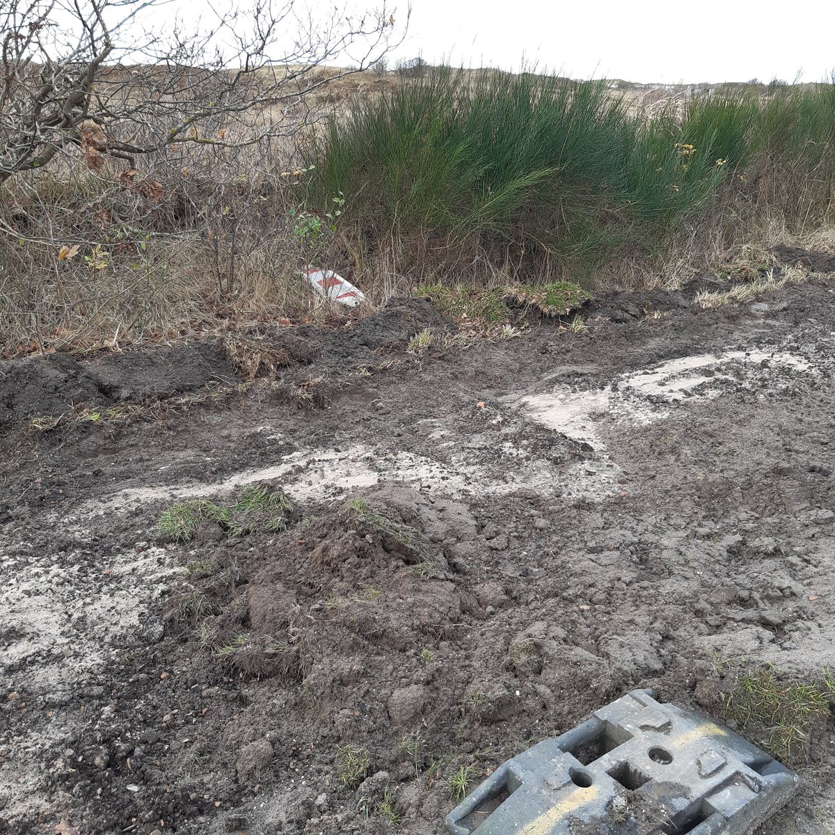Baken staan langs de weg voor de veiligheid van medeweggebruikers. Ze weggooien is misdadig, gebeurt hierdoor een ongeval dan ben je verantwoordelijk