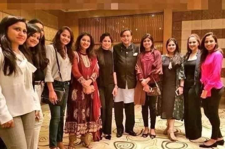 nilotpalm3's tweet photo. मोहब्बत को इश्क का दस्तूर बना दो, 
एक दिन के लिए ही सही भगवान शशी थरुर बना दो. https://t.co/SaP8x7Dcln