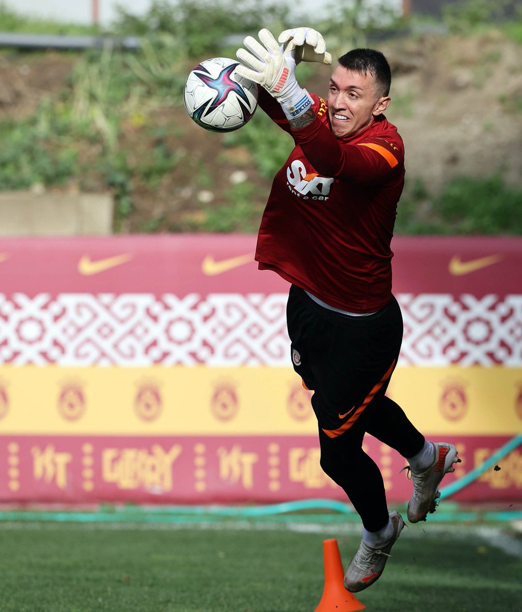 Galatasaray's tweet photo. 📸 Moments from today's training session 💪 #DGSvGS https://t.co/BplKeSTZss
