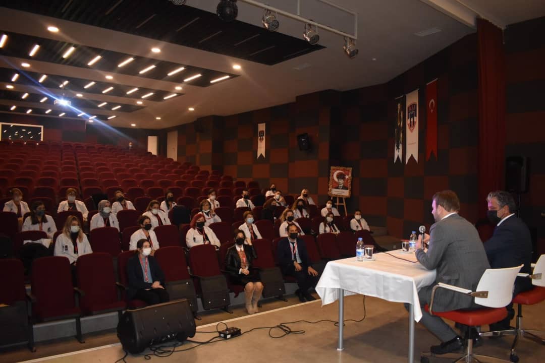 MER Okulları Kurucusu  Sayın Dr. Emre MERMER, Manisa Kampüsümüzde,
Eğitim Kadromuzla bir araya gelerek Eğitim Felsefemiz üzerine değerli paylaşımlarda bulunarak Başarılı çalışmalarından dolayı eğitim kadromuzu kutladı.
Eğitim Gönüllüsü Kıymetli Kurucumuza teşekkür ederiz...