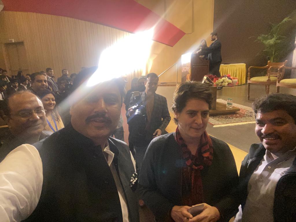 SanjayShukla_01's tweet photo. Selfie with @priyankagandhi @VishalPatelINC https://t.co/E8CZ4UvQH8