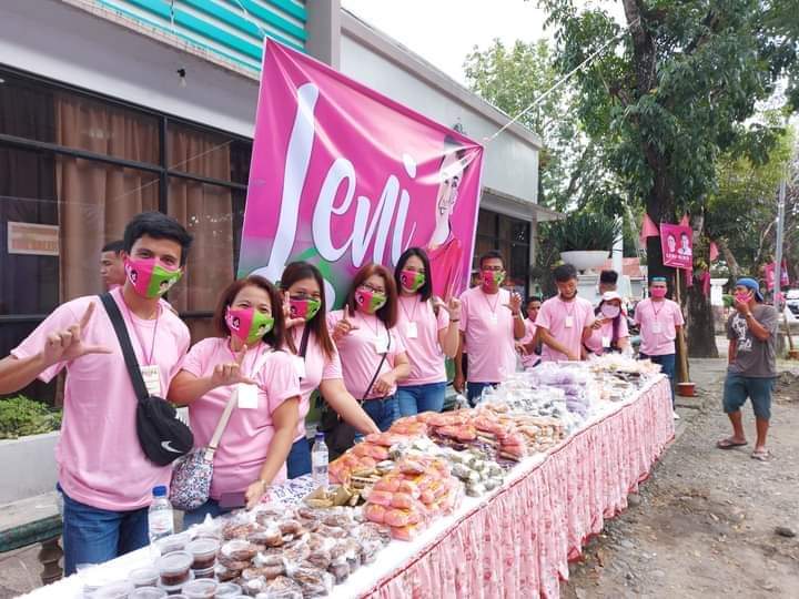 drexy0x's tweet image. LOOK: Gift giving for padyak and tricycle drivers by Ilonggo Doctors for Leni.

Venue: Leganes, Iloilo

#ilonggodoctorsforleni  #DoctorsForLeni #iloiloforleni #LeniKiko2022 #LabanLeniKiko2022 #HusayAtTibay  #KakamPinkSa2022 #kakampink