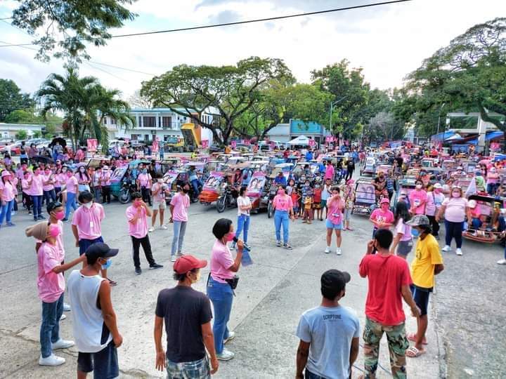 drexy0x's tweet image. LOOK: Gift giving for padyak and tricycle drivers by Ilonggo Doctors for Leni.

Venue: Leganes, Iloilo

#ilonggodoctorsforleni  #DoctorsForLeni #iloiloforleni #LeniKiko2022 #LabanLeniKiko2022 #HusayAtTibay  #KakamPinkSa2022 #kakampink