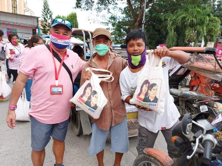 drexy0x's tweet image. LOOK: Gift giving for padyak and tricycle drivers by Ilonggo Doctors for Leni.

Venue: Leganes, Iloilo

#ilonggodoctorsforleni  #DoctorsForLeni #iloiloforleni #LeniKiko2022 #LabanLeniKiko2022 #HusayAtTibay  #KakamPinkSa2022 #kakampink