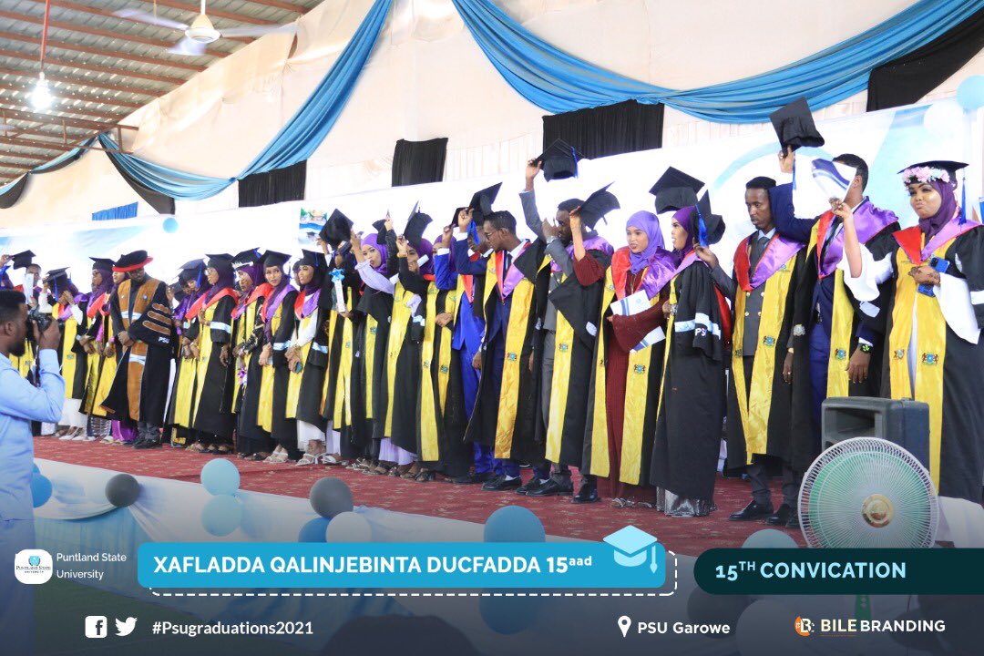 ExplorePSU's tweet photo. Waxaa hadda masraxa dhammaan ardayda qalinjabinayso. Kulliyad kasta ayaa loo yeerayaa si loogu hambalyeeyo loona shaaciyo qalinjabintooda. 

#psugraduations2021 https://t.co/csJLXIlnXD